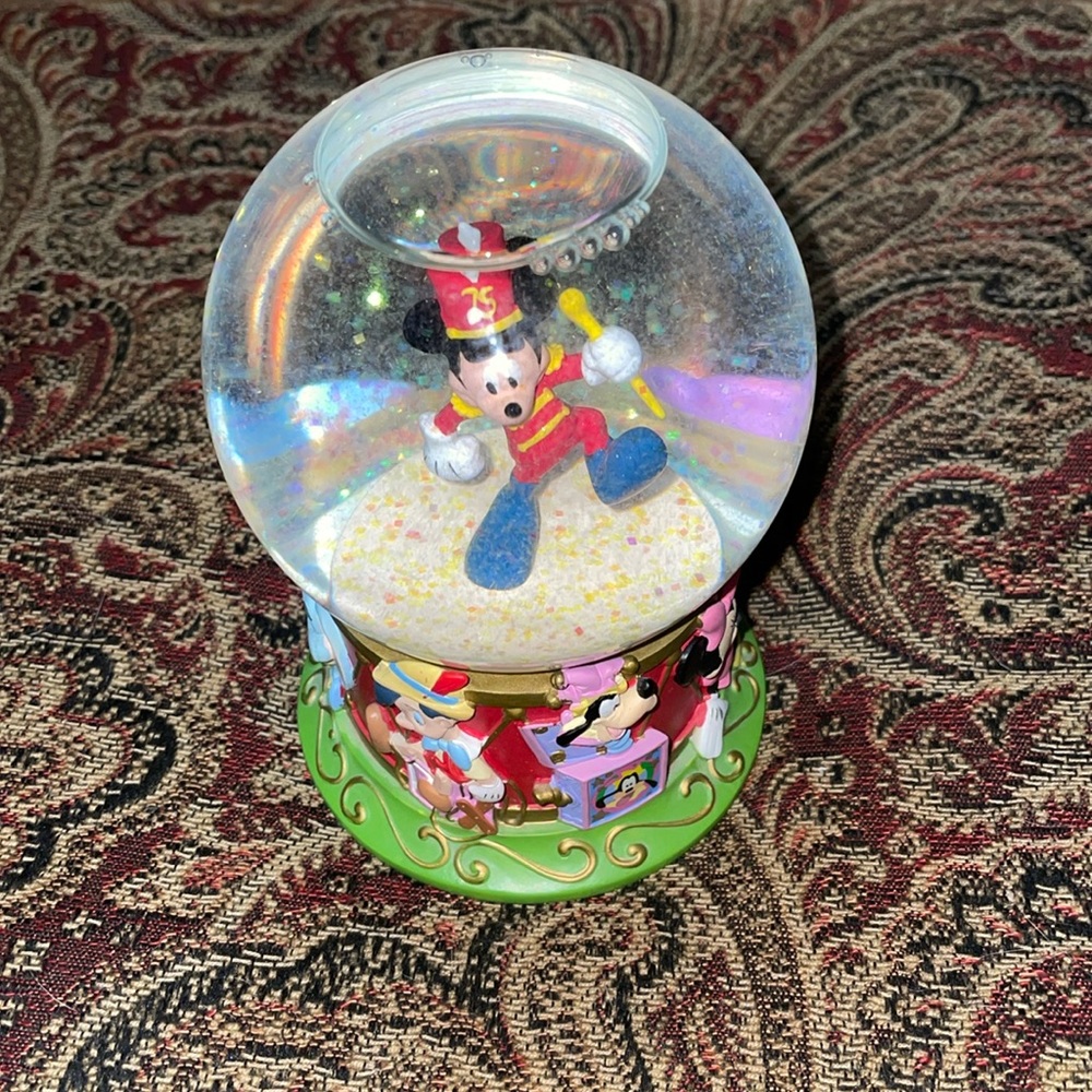 Disney Mickey Mouse snow globe